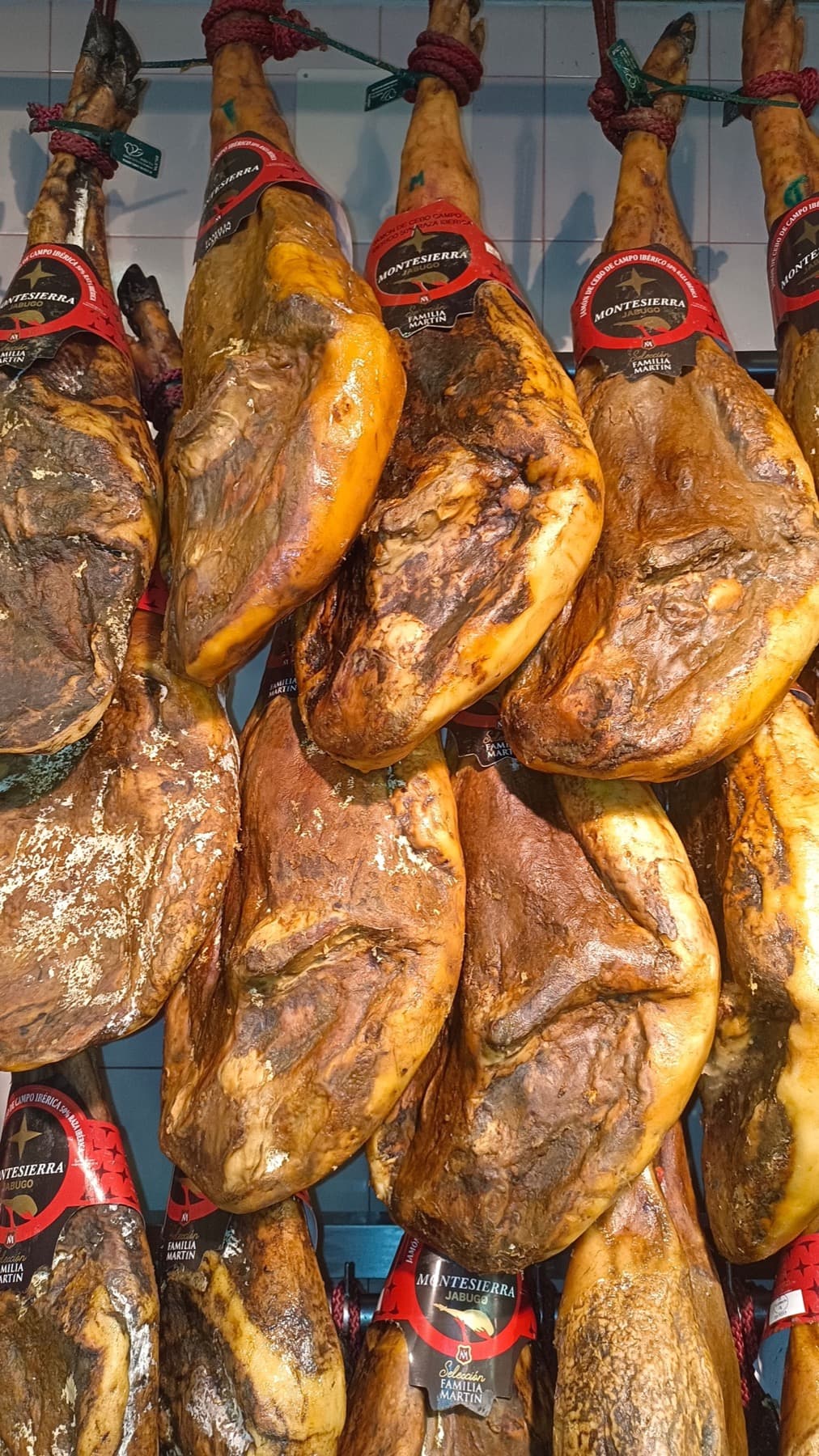 Piezas curadas colgadas en secadero